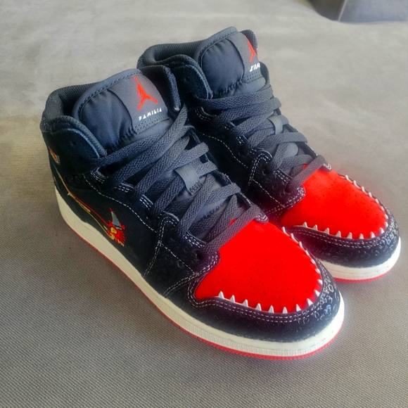 Nike Air Jordan 1 Mid SE Siempre Familia (GS) Youth Size 6 Y DN5121-001 Sneakers - Picture 1 of 9